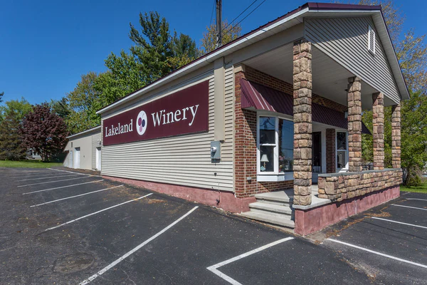 Lakeland Winery tasting bottles Syracuse NY